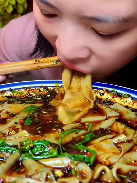 山药裤带面配炸酱超香!酱香入味,早餐超满足～