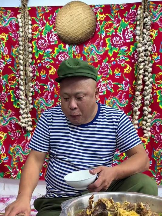 切菜声脆脆的，煮水声柔柔的，心里就安安静静的了