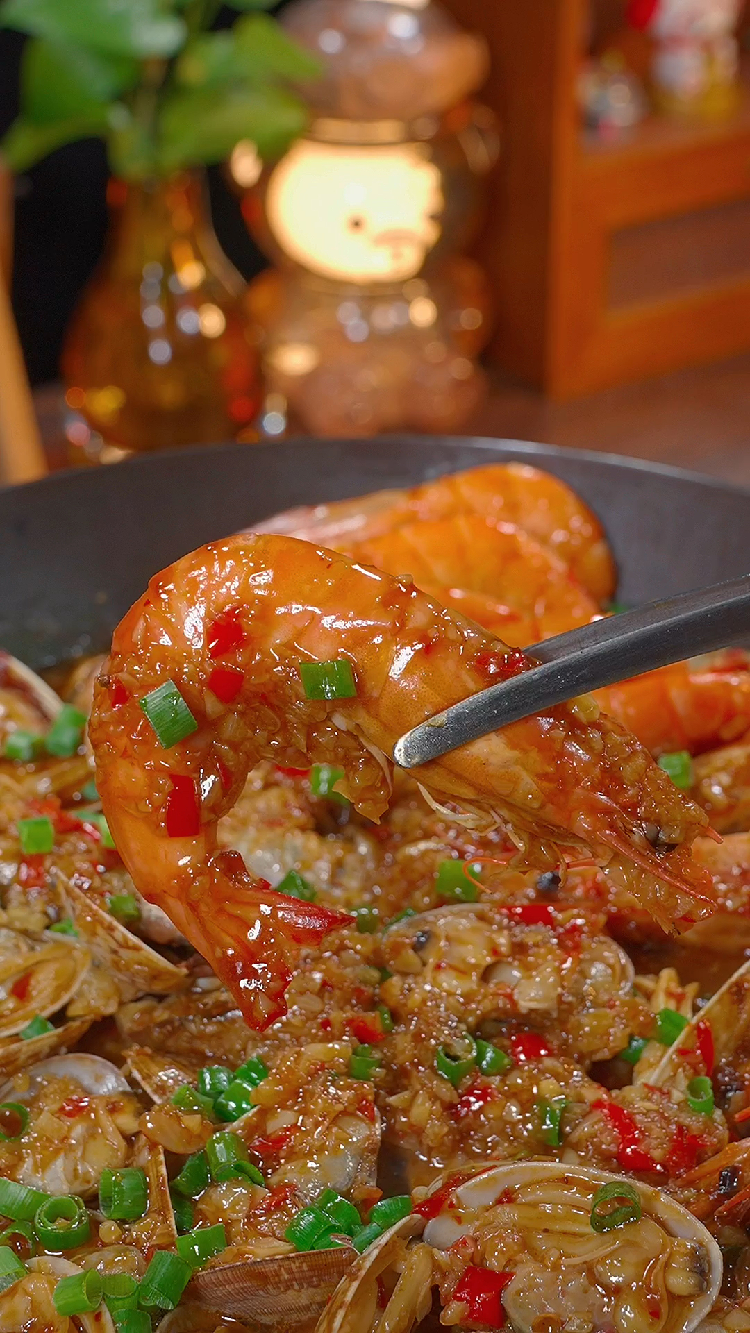 在家也能做出比饭店还好吃的蒜蓉鲜虾花甲粉丝煲#美食#美食教程