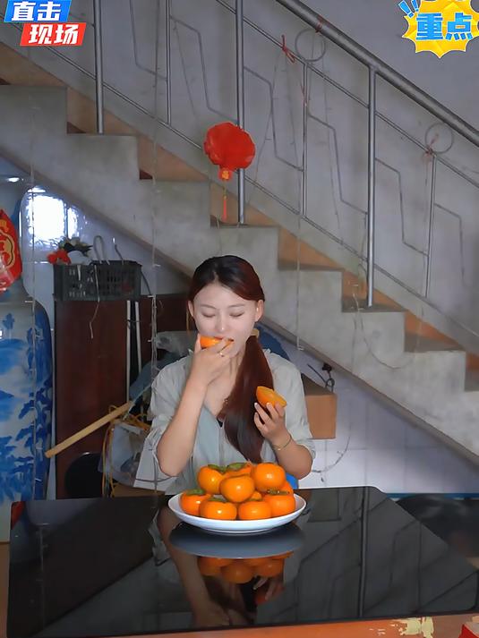 树上摘下来就可以直接吃的脆柿子不涩口不麻嘴家人