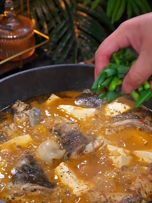 简简单单的鱼头烧豆腐,鲜香入味