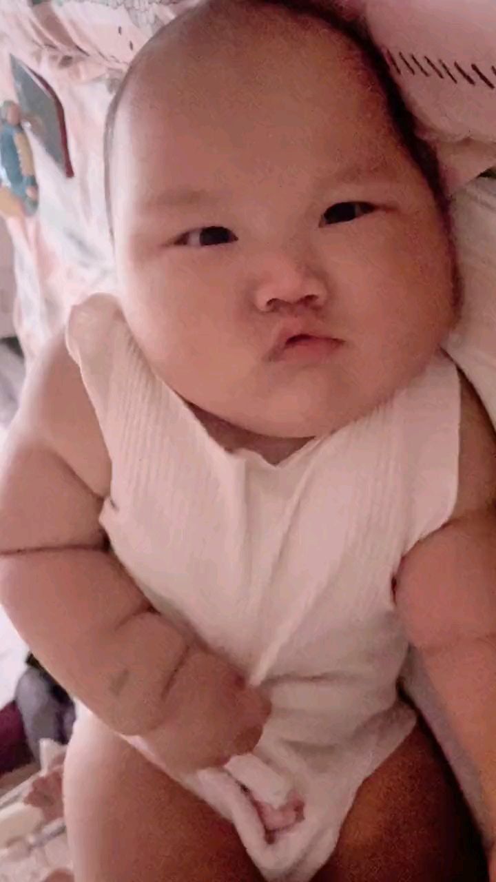 每天早上醒来宝宝的第一件事,全国宝宝统一的拉粑粑表情包是怎么做到一样的