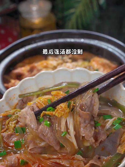 下班回家也不想做复杂的菜，就做了热乎乎的砂锅肥牛