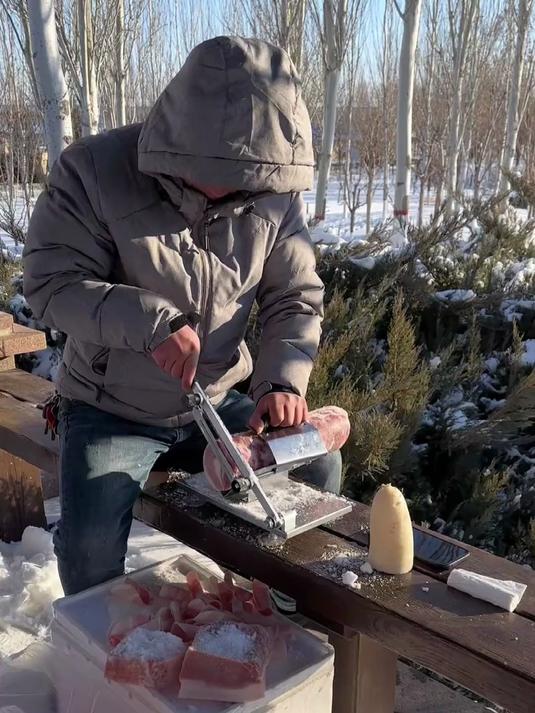 在家就可以切牛羊肉卷,冰箱刚拿出来冻肉可以直接用它切成片