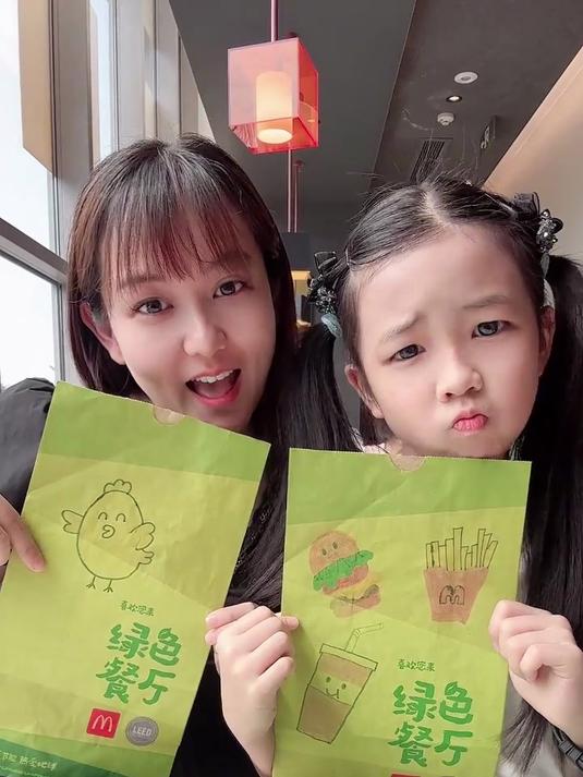 在麦当劳骑单车