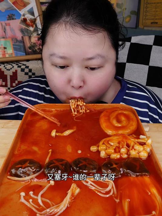 摄影师说让胖妹全部吃完 结果说话不算数