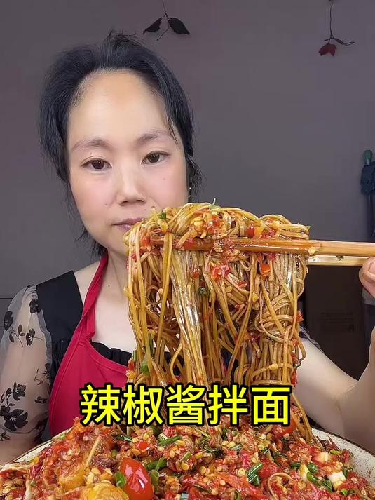 辣椒酱拌面香辣劲道面条味绝佳