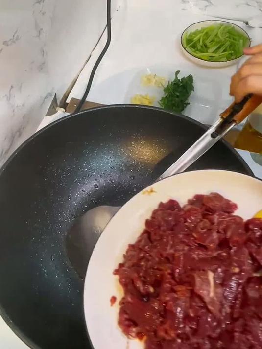 牛肉别直接炒，这样做芹菜炒牛肉，嫩滑又下饭家常菜 牛肉炒芹菜 下饭菜 美食教程