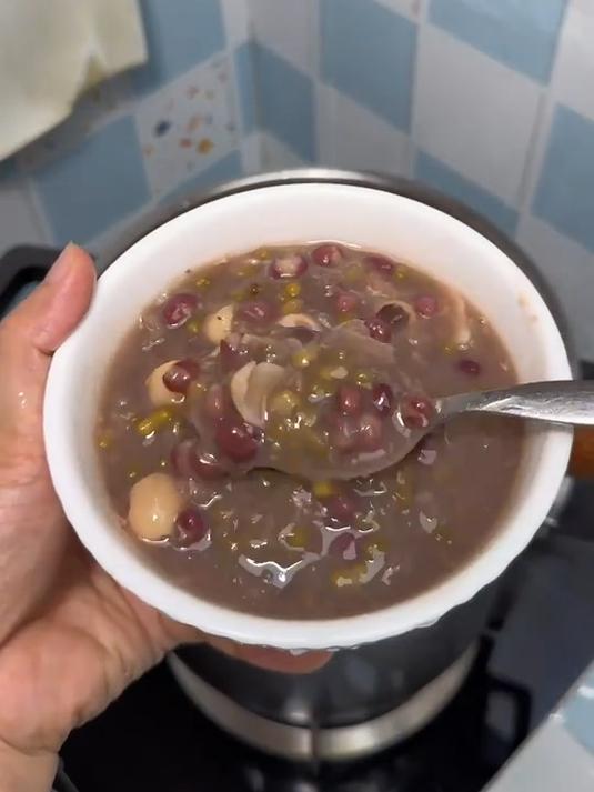 秋燥易上火,多给孩子做这个绿豆莲子百合银耳汤,清热润燥