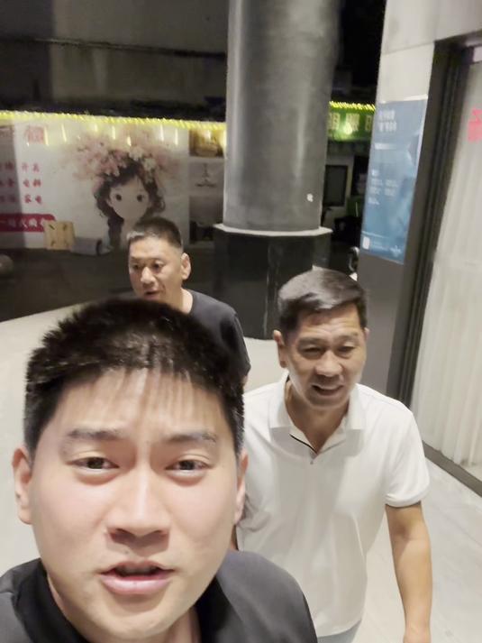 带我两个爸吃武汉夜宵烧烤#南北差异##小福老丈人和佳辉的日常##盛佳辉##东北人#