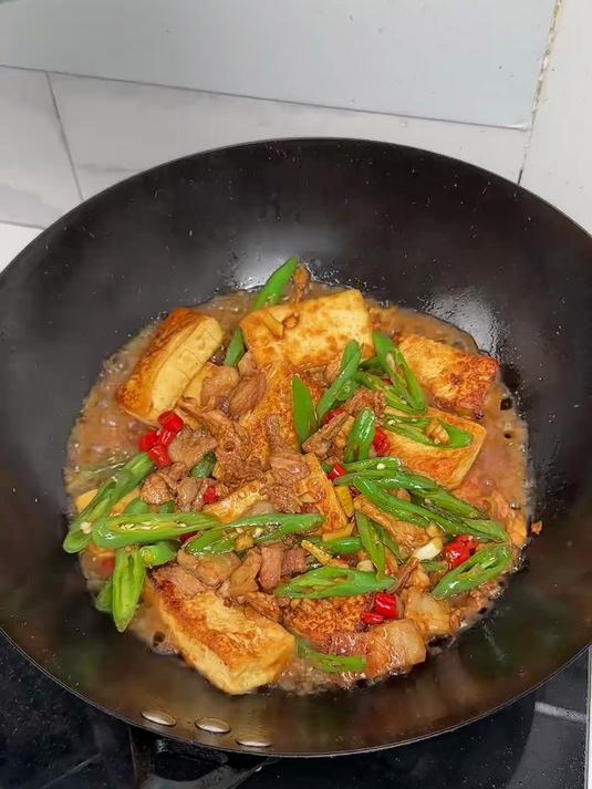 我家百吃不腻的一道菜青椒豆腐炒肉