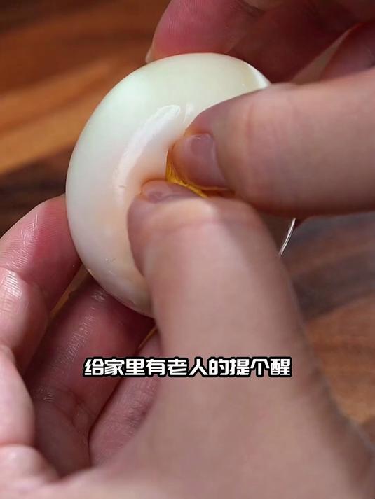 吃鸡蛋不煮熟,小心感染沙门氏菌!
