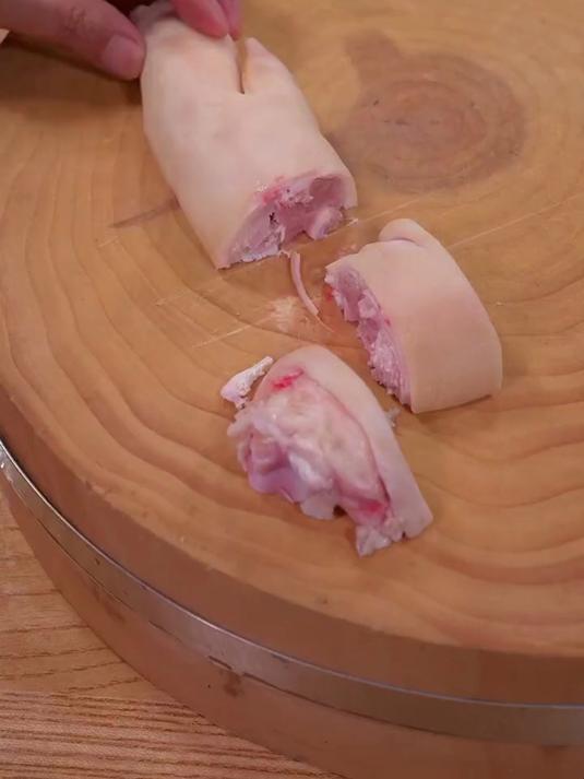 红烧汁炖鸡肉!鸡肉嫩不柴,酱汁渗进每丝肉,家常炖鸡加它