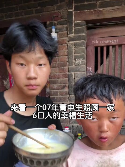 来看一个07年高中生照顾家人的幸福生活烟火气 农村家常便饭