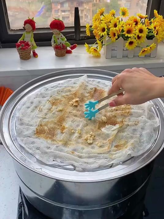 传统蒸布容易粘连，还不卫生。我家现在都用这种一次性蒸笼纸