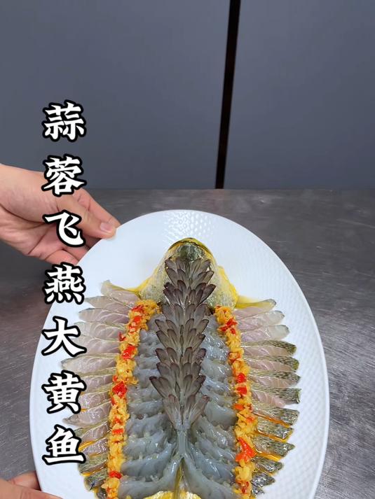 黄花鱼搭配大虾一起,也能做出好吃又好看的创意美食,口味鲜香浓郁,摆盘精致上档次#美食教程#
