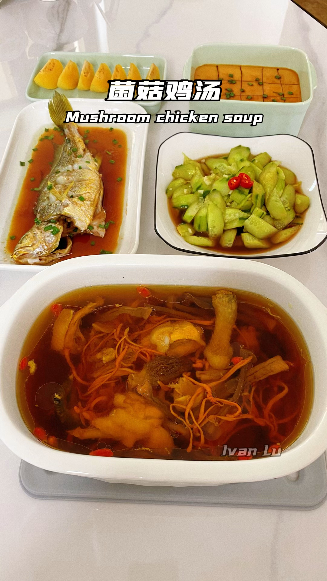 给媳妇做饭的第三年,菌菇鸡汤和清蒸黄花鱼!