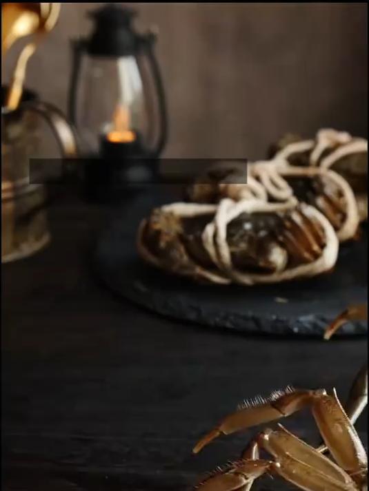 把香酥的鸡腿皮包上鲜美的蟹黄蟹肉拌饭,吃起来巨满足!