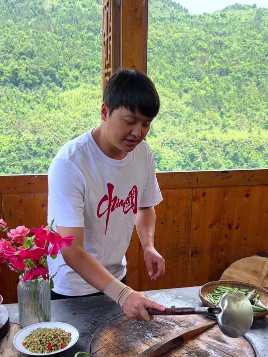 腊月里的烟火气，是记忆中最温暖的味道 #农村美食 #农家烟熏腊肉#