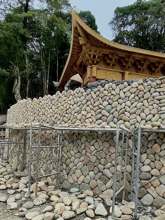 老石匠制作鹅卵石围墙，自然与匠心的完美结合，效果真漂亮
