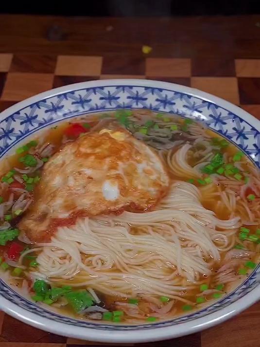 孩子的早餐一定要有营养，虾皮鸡蛋面，做法简单，大人孩子都爱吃