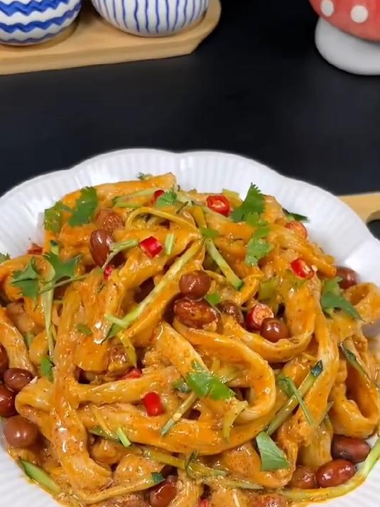 天热不知道吃什么,可以做这个凉拌牛筋面,好吃的没法形容!
