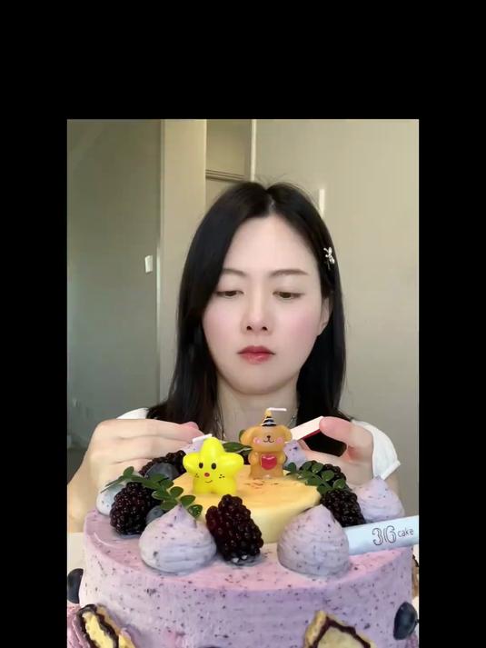 啃一个蓝莓奶皮子蛋糕。#甜品美食博主# #吃播# #咀嚼音#