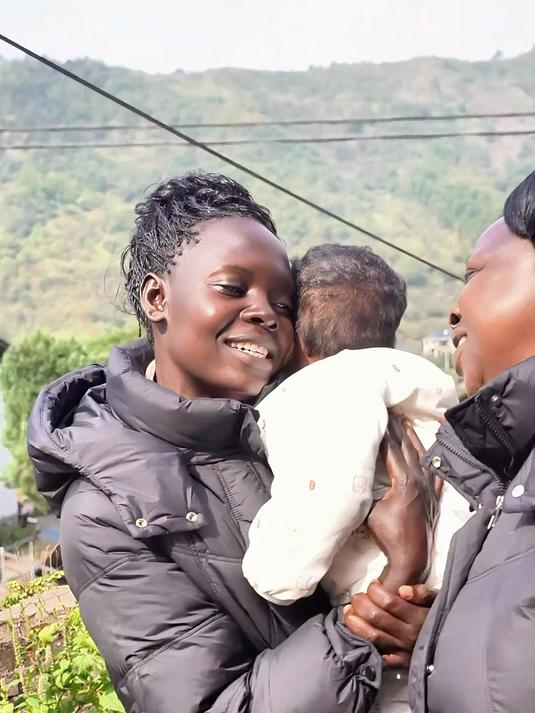 在乌干达给家人包饺子就直夸好吃，这次终于能吃到正宗的