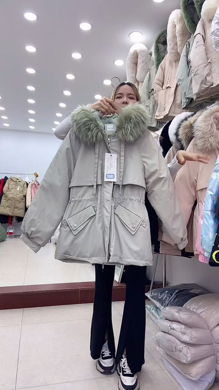 原价好几百的精品派克服,现在只要两位数,老板直呼心疼