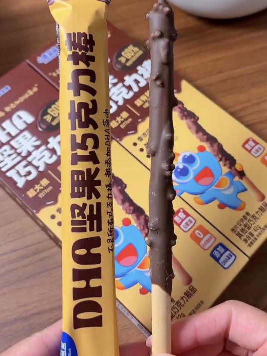 哪个小朋友能拒绝得了这个坚果巧克力棒用的是纯可可脂香浓巧克力