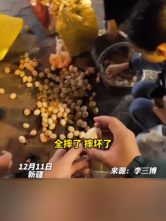 阿姨自己不慎把一筐鸡蛋打碎了,东北大哥不忍心,当场买下碎鸡蛋