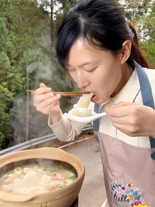 天气干燥很适合给家人做这个竹荪汤，汤鲜味美清淡又解腻