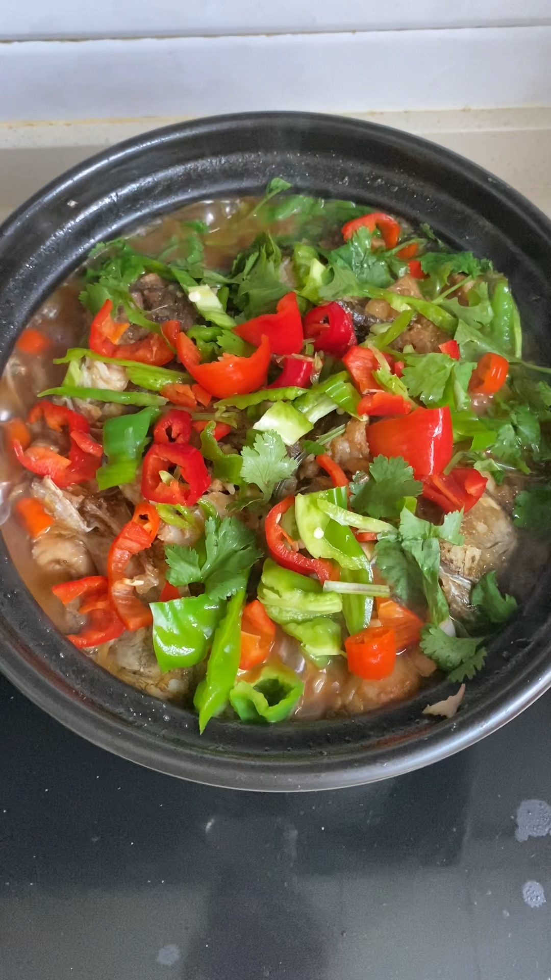 中午做了砂锅草鱼煲,一点也不腥,肉质鲜嫩多汁,超级好吃