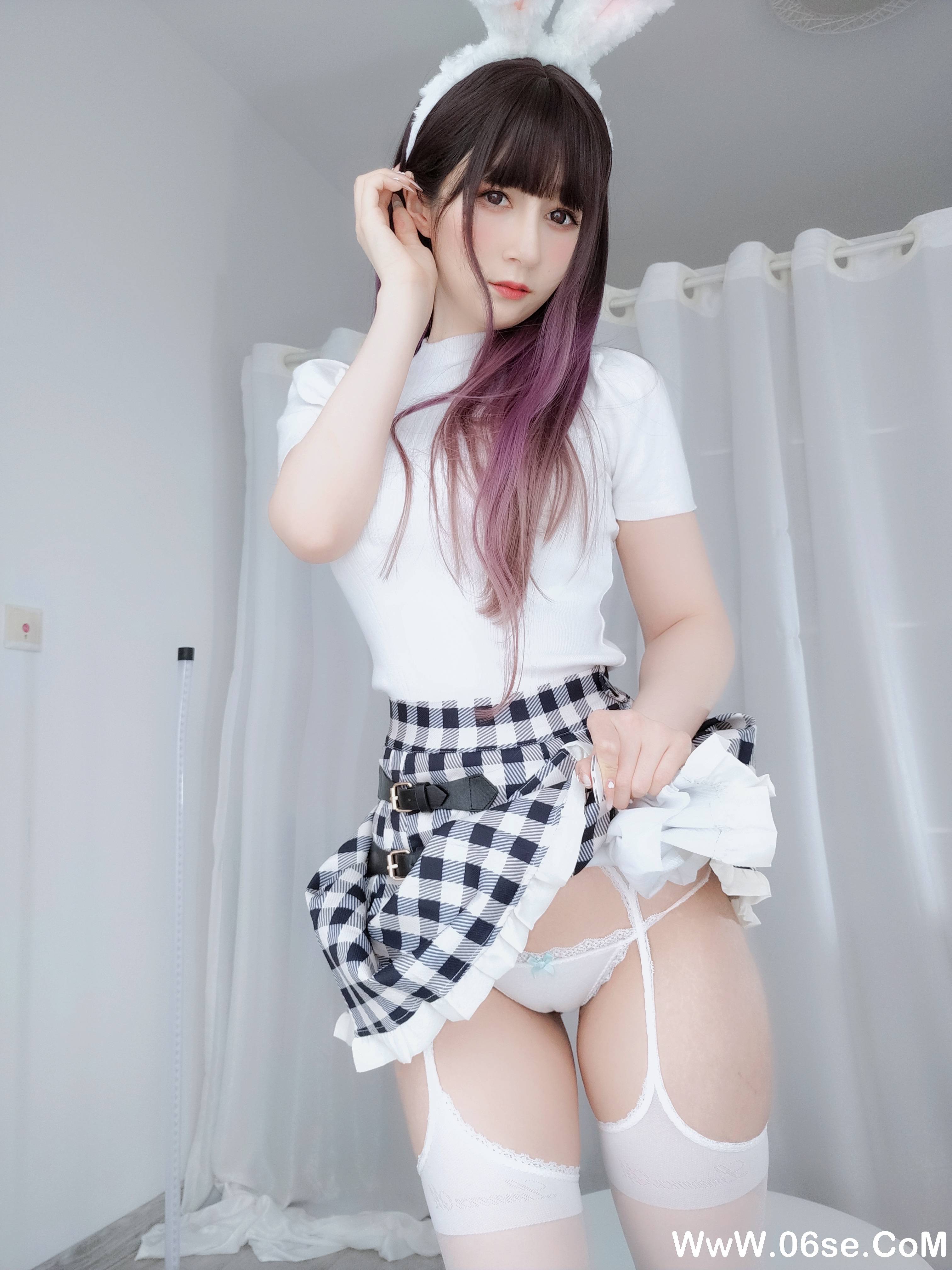 Coser小姐姐白银 NO.150 — 自撮り(動画入り) [168P+7V1.19G]-六色网