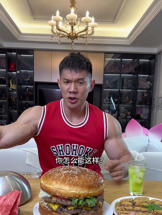 在家给老公做一个九寸双层牛肉汉堡！吃起来超级满足哦！