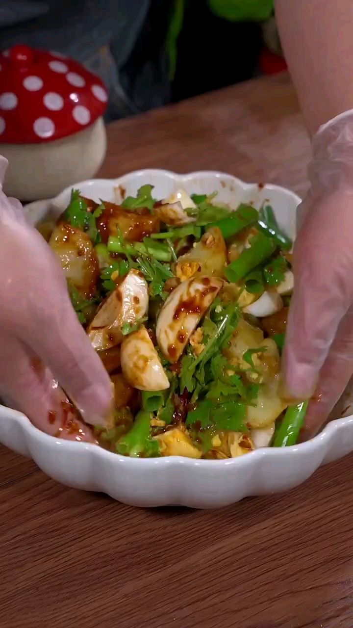 只要把鸡蛋和土豆放锅里蒸一蒸,出锅就是一道东北特色的下饭菜,从小吃到大,嘎嘎好吃