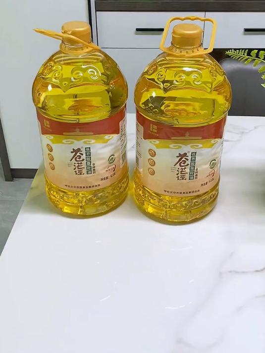 ——这是我家最近刚入手的低芥酸菜籽油,性价比很高