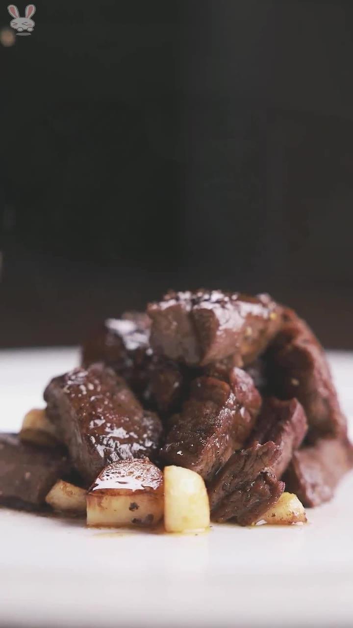 蒜香牛肉粒,大蒜与菲力绝配。牛肉香,大蒜香,酒香,胡椒香