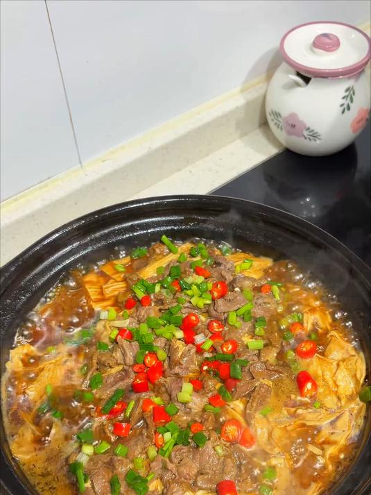 今天做的腐竹牛肉煲巨好吃，腐竹金针菇吸饱了汤汁 ，配上米饭太满足啦