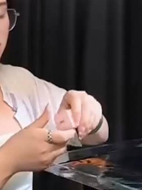 磁力刷还得是真正强磁的才好用，手不沾水就可以轻松清洁大小鱼缸