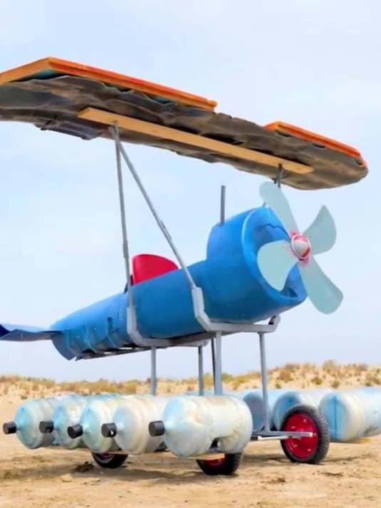 泡沫水桶装涡轮叶片做水上飞行器