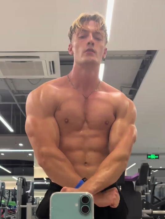 真的太sweaty了#外国人##健身##肌肉男##腹肌##男友力#