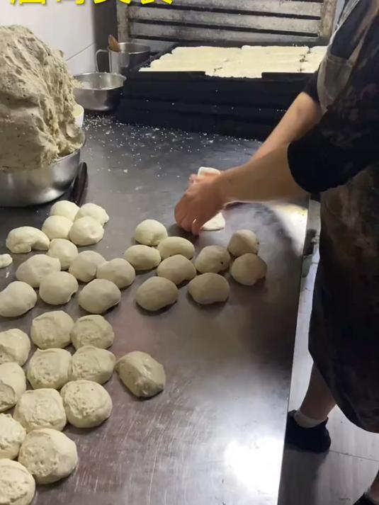 蚌埠特色烧饼夹里脊和夹鸡屁股!