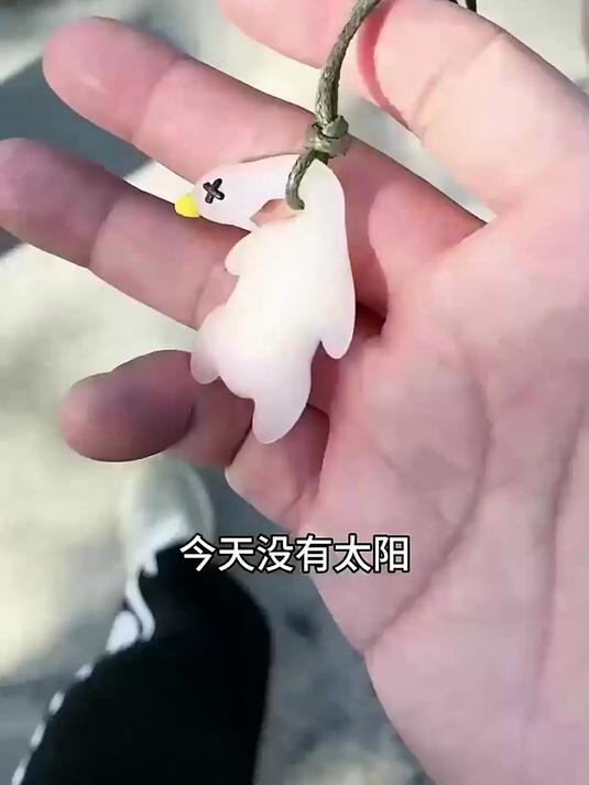 变色烤鸭挂件耐折腾!反复摩擦不变形,变色效果依旧棒