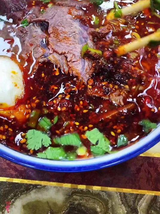 现拉面条粗细任选,兰州拉面加蛋加肉,堂食外卖都香!