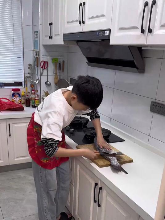 准备炸鱼块的鱼，竟然被他做成了蝴蝶鱼和鱼跃龙门，好看又好吃