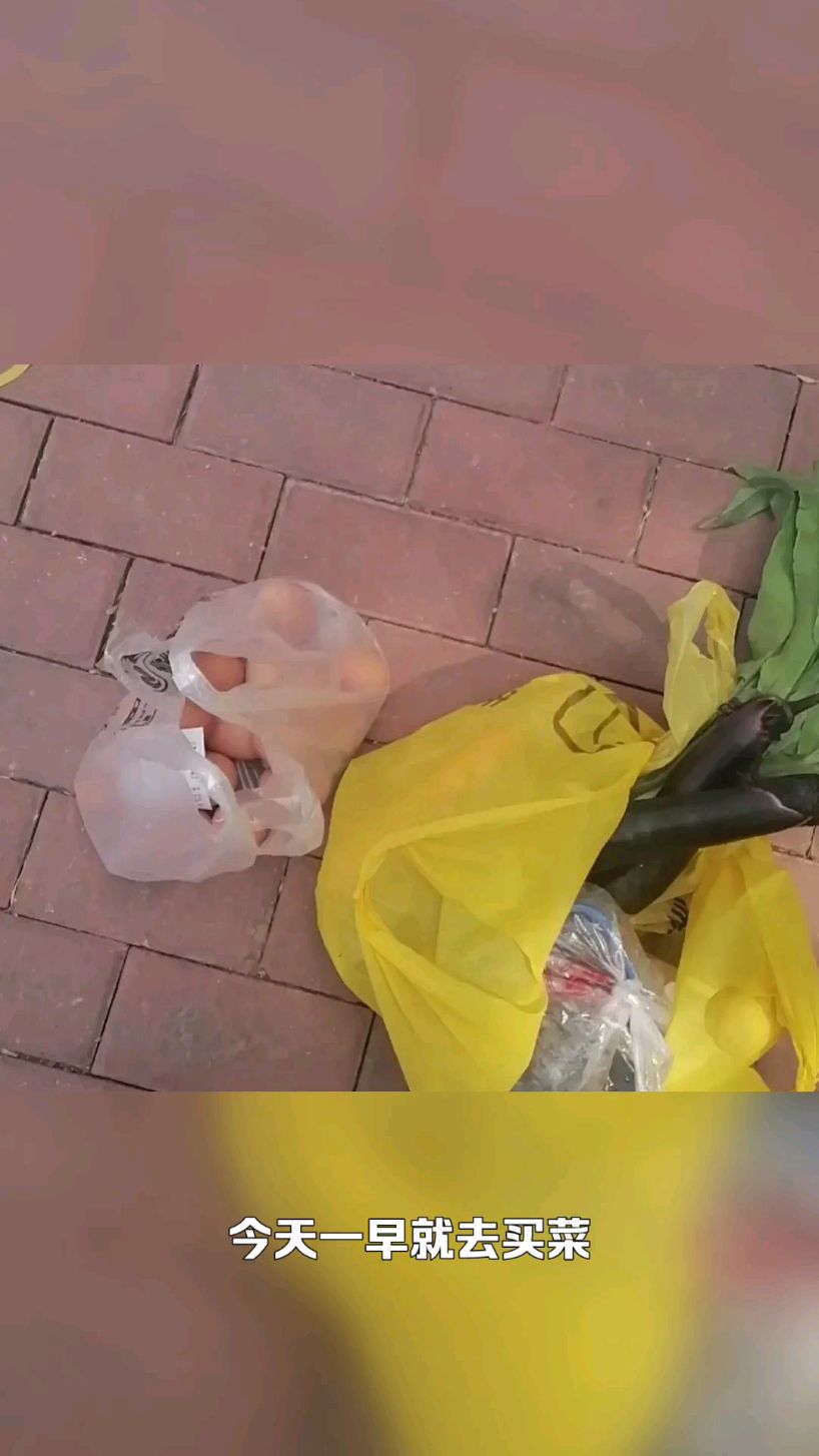 给高考生减压水果,买的云南蓝莓,香蕉,丑橘,还买了减压蔬菜芹菜,莴笋!