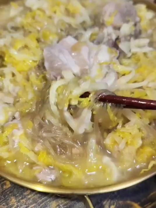五花肉大骨头酸菜炖粉条，妈呀这也太香了吧#榜单冲锋赛#