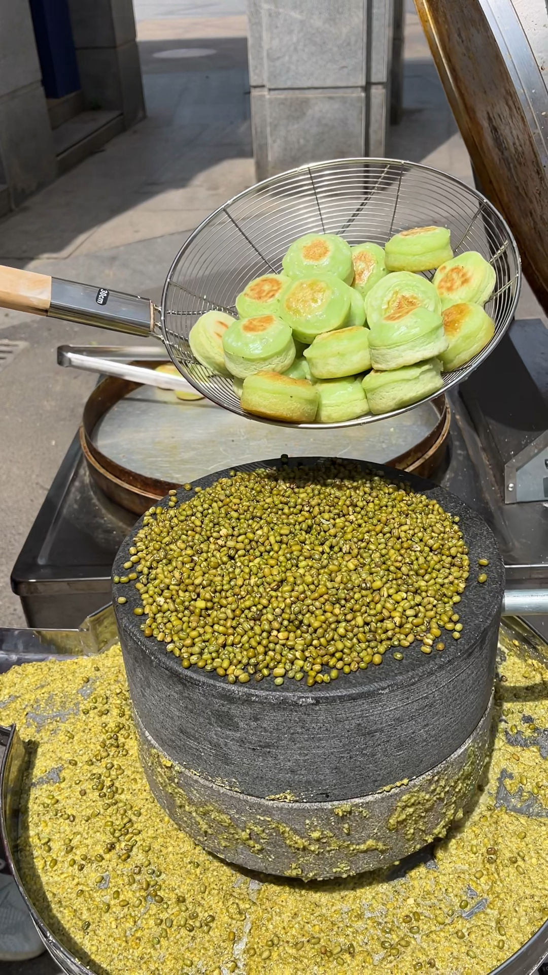 绿豆饼做法:绿豆500克,酵母8克,牛奶80克,白糖30克,水600克,面粉500克,鸡蛋