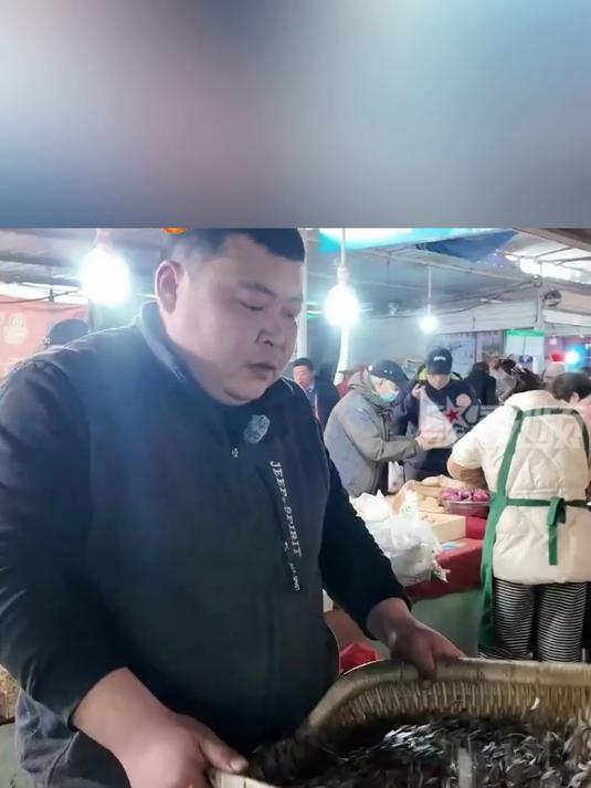 炒货老板工作14小时收入5万,每天炒千斤仍供不应求:累也高兴